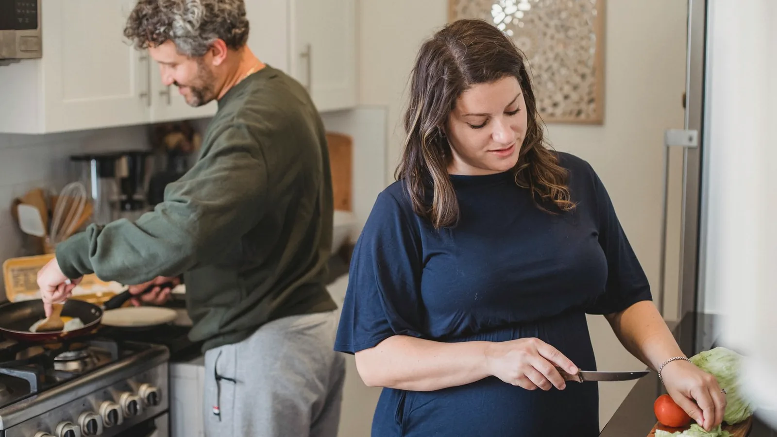 How to prepare for a 3D 4D ultrasound: Pregnant woman and her partner preparing a healthy meal together in a bright kitchen
